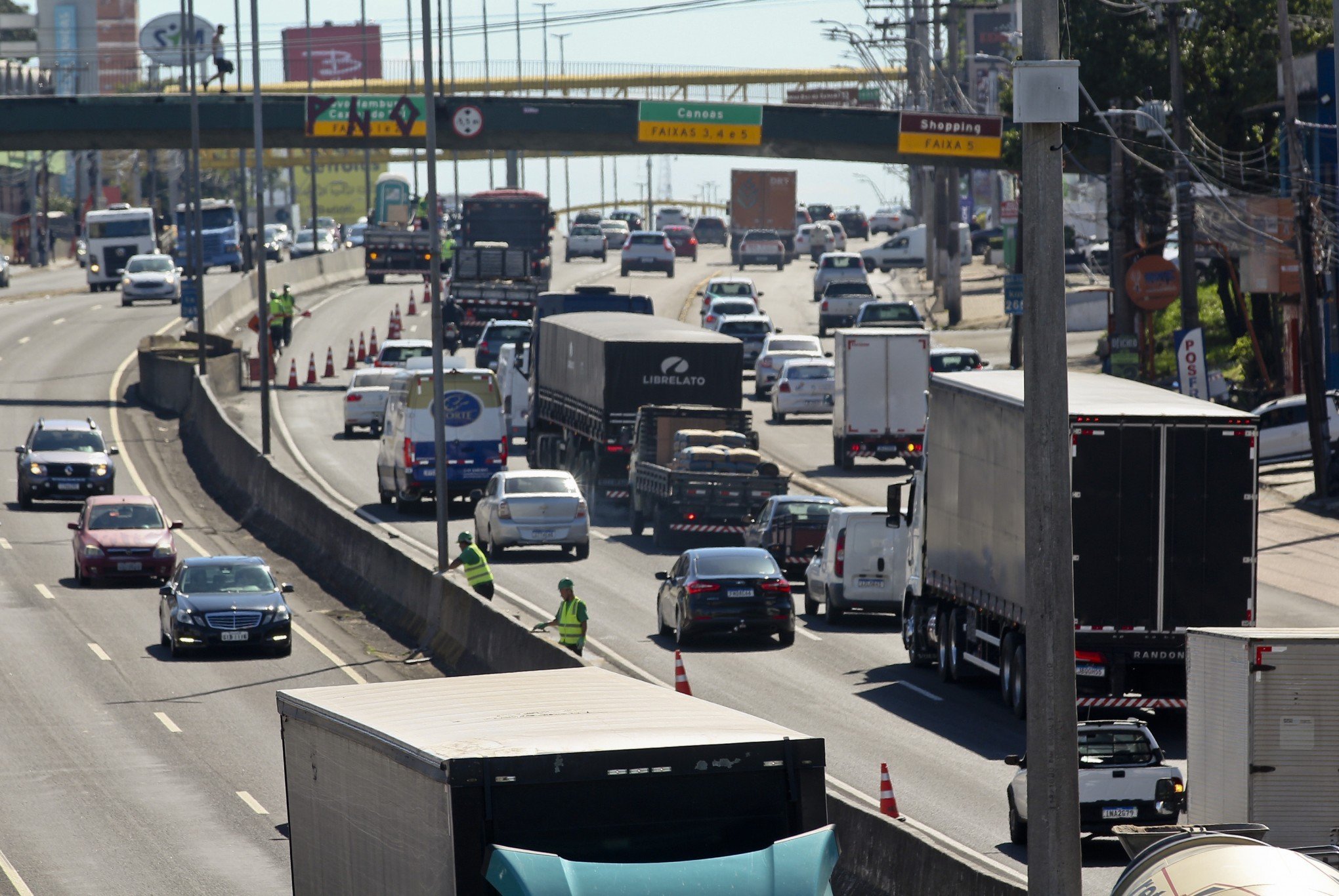 Acidente deixou três pessoas feridas na BR-116 em Canoas