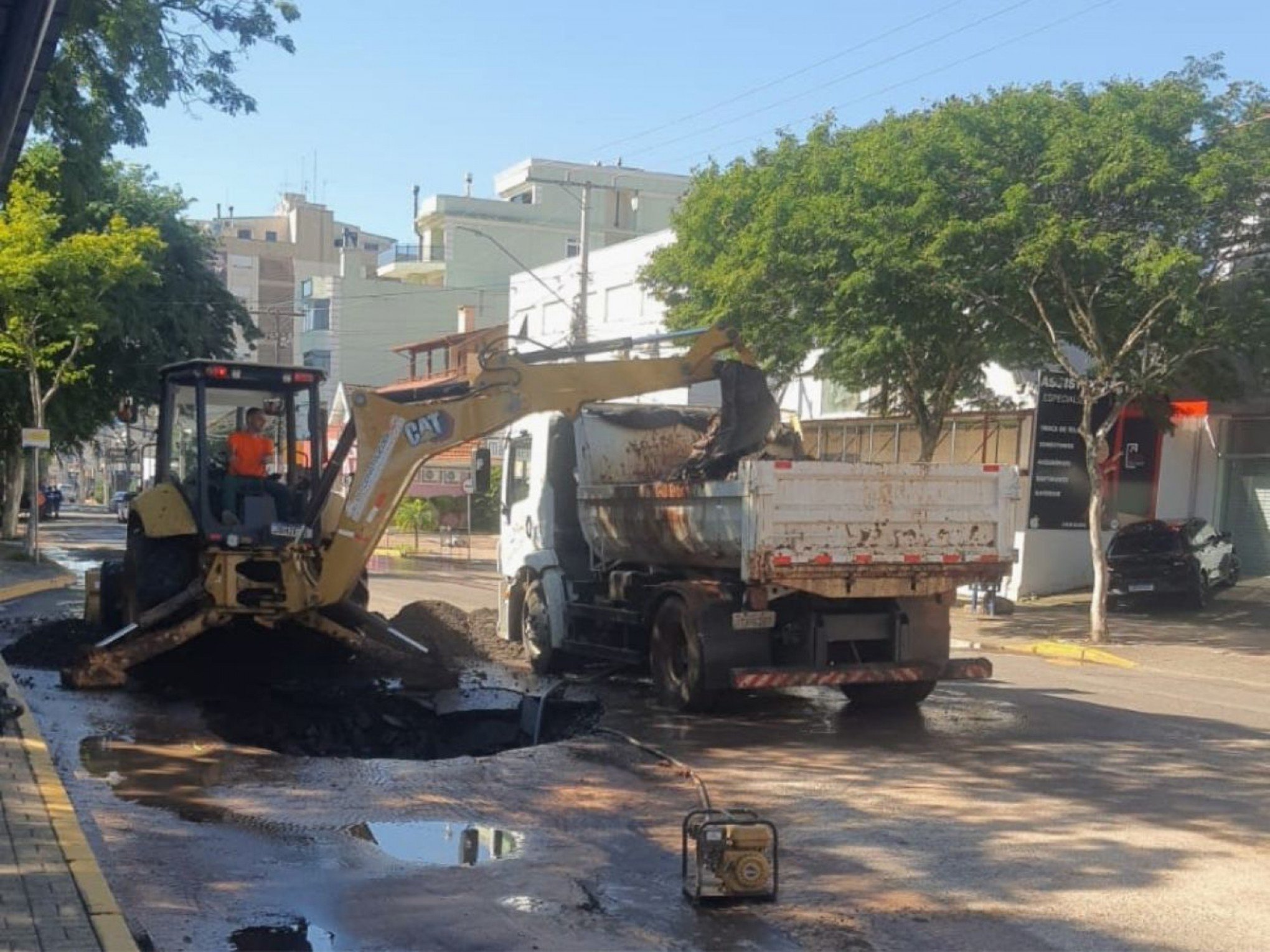Problema com cano faz asfalto ceder, causa acidente com ônibus e deixa bairros sem água em Campo Bom
