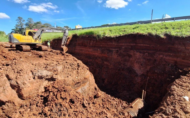 Obra de macrodrenagem é realizada há cerca de 30 dias no final da Rua Tapes, no Ideal