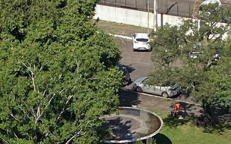 Morador flagra constantemente água acumulada no teto do coreto | abc+