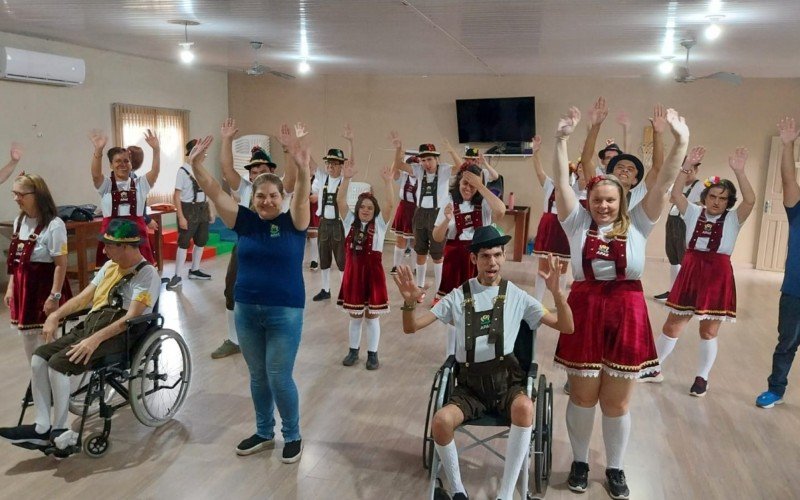 Além de clipes, alunos da APAE Três Coroas apresentam-se em grupo de danças alemâs | abc+