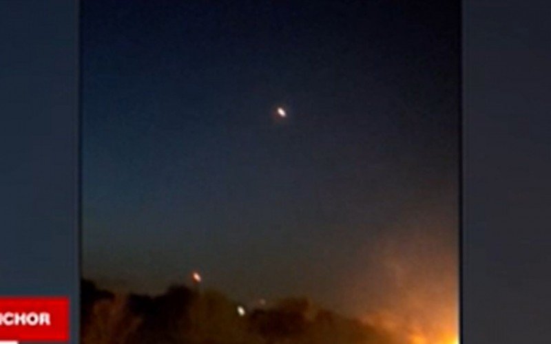Em Isfahan, cidade iranana, um sistema antiaéreo disparou contra "objeto suspeito" na madrugada desta sexta-feira (19) | abc+