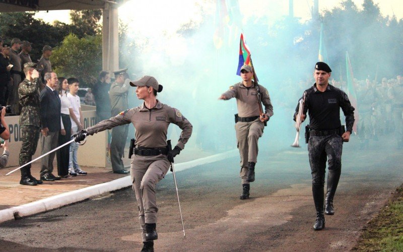 Comando do 15º Batalhão de Canoas promoveu solenidade militar na quarta-feira (19)