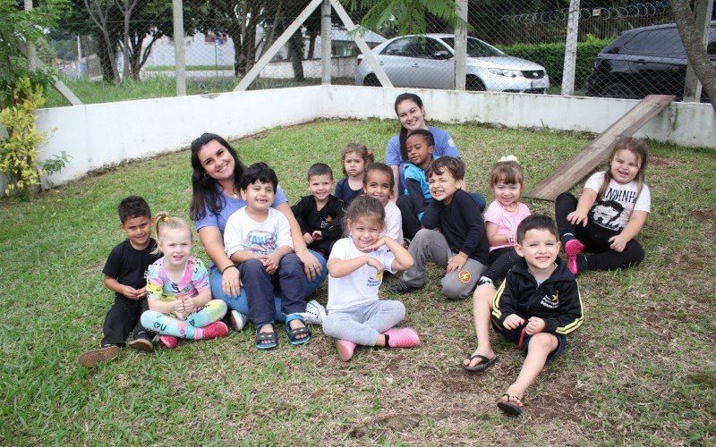 Professoras Bianca da Rosa e Vitória Almeida com os pequenos  | abc+