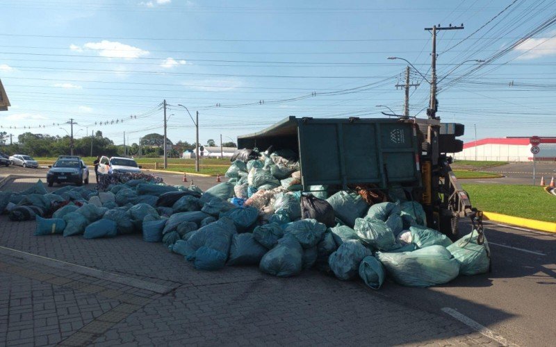 Caminhão espalhou carga após acidente no meio da tarde desta sexta-feira (19)