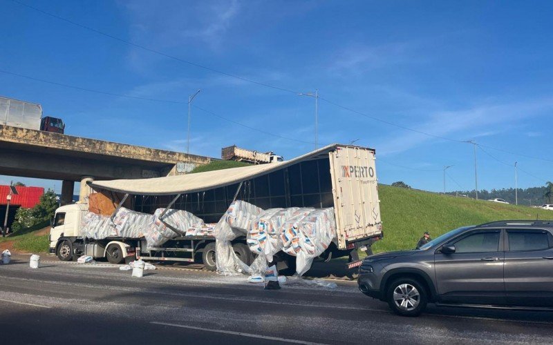 Acidente com caminhão no viaduto da RS-239 que dá acesso à BR-116  | abc+