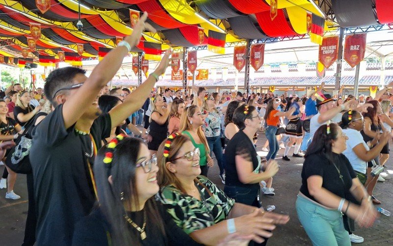 DanÃ§as tÃ­picas, shows musicais, chope gelado e muita diversÃ£o na tarde deste sÃ¡bado no Kerb de EstÃ¢ncia Velha