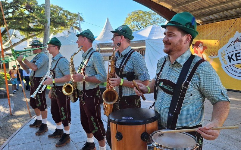 DanÃ§as tÃ­picas, shows musicais, chope gelado e muita diversÃ£o na tarde deste sÃ¡bado no Kerb de EstÃ¢ncia Velha