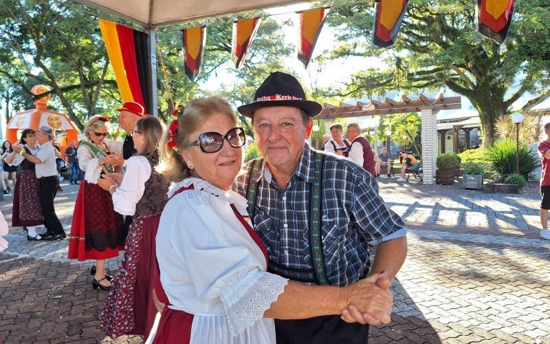 DanÃ§as tÃ­picas, shows musicais, chope gelado e muita diversÃ£o na tarde deste sÃ¡bado no Kerb de EstÃ¢ncia Velha