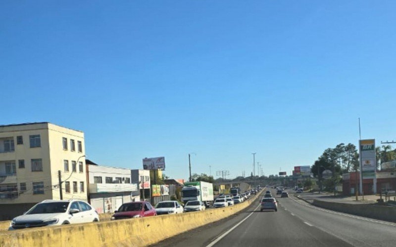 Motoristas enfrentam trânsito lento em trechos da BR-116 de Canoas, São Leopoldo e Novo Hamburgo | abc+