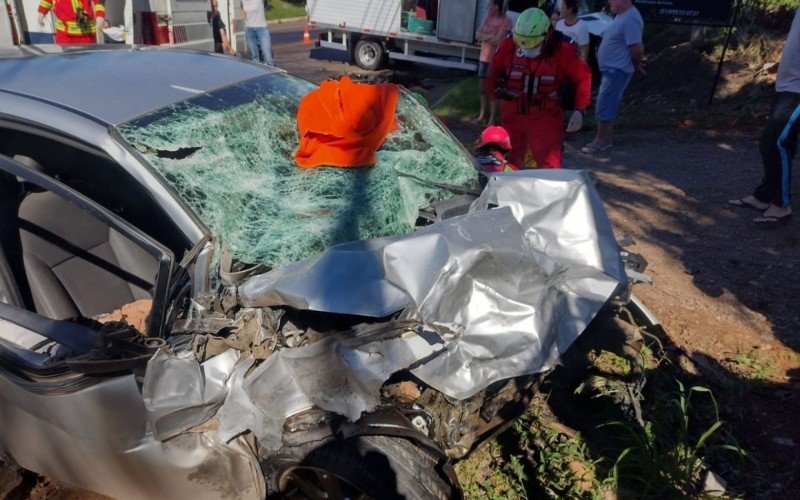 ColisÃ£o frontal entre caminhÃ£o e carro deixou dois feridos em Presidente Lucena