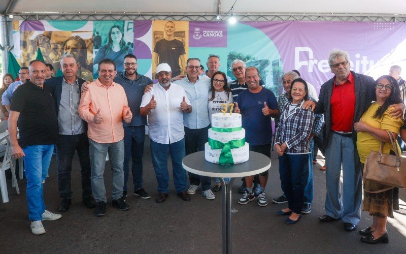 Ao centro, o senador Paulo Paim e o prefeito Jairo Jorge puxaram a festa neste sábado (20) no Guajuviras