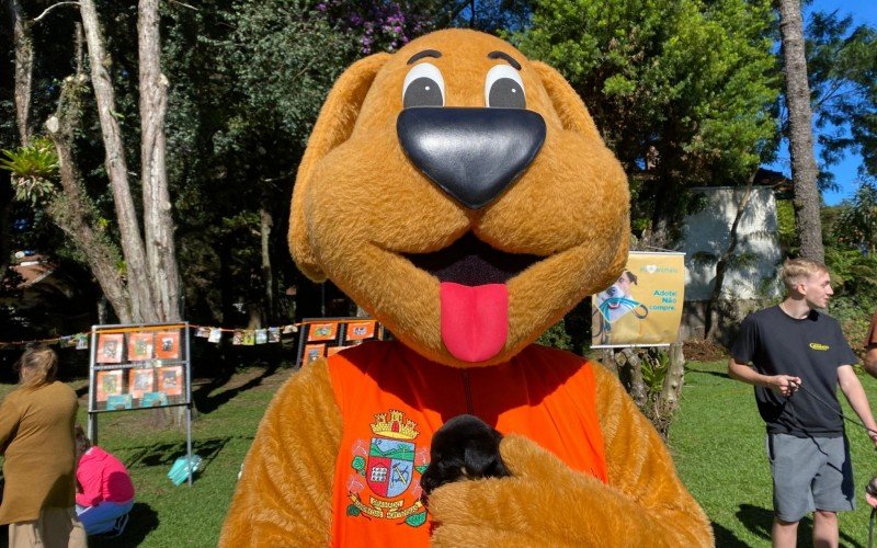 Mascote da Posse Responsável, na feira de adoção de cães no Lago Joaquina Rita Bier, em Gramado