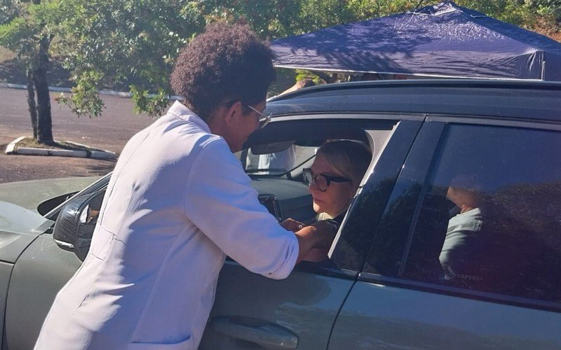 SerÃ£o vacinadas pessoas nos carros e tambÃ©m que for ao local e estiver a pÃ©