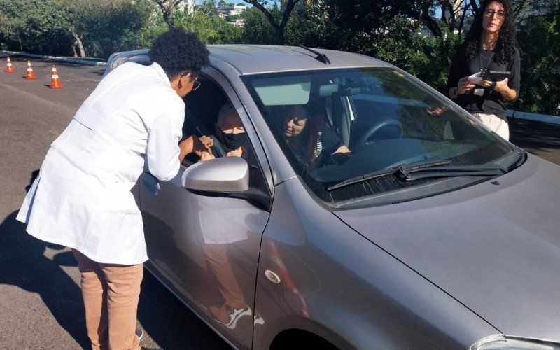 SerÃ£o vacinadas pessoas nos carros e tambÃ©m que for ao local e estiver a pÃ©