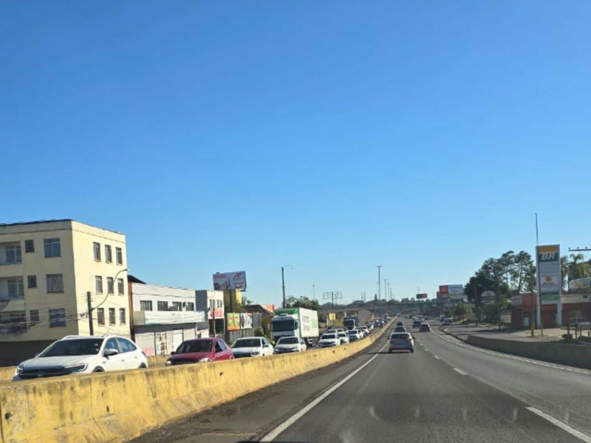 BR-116: Motoristas enfrentam congestionamento em Canoas, São Leopoldo e Novo Hamburgo