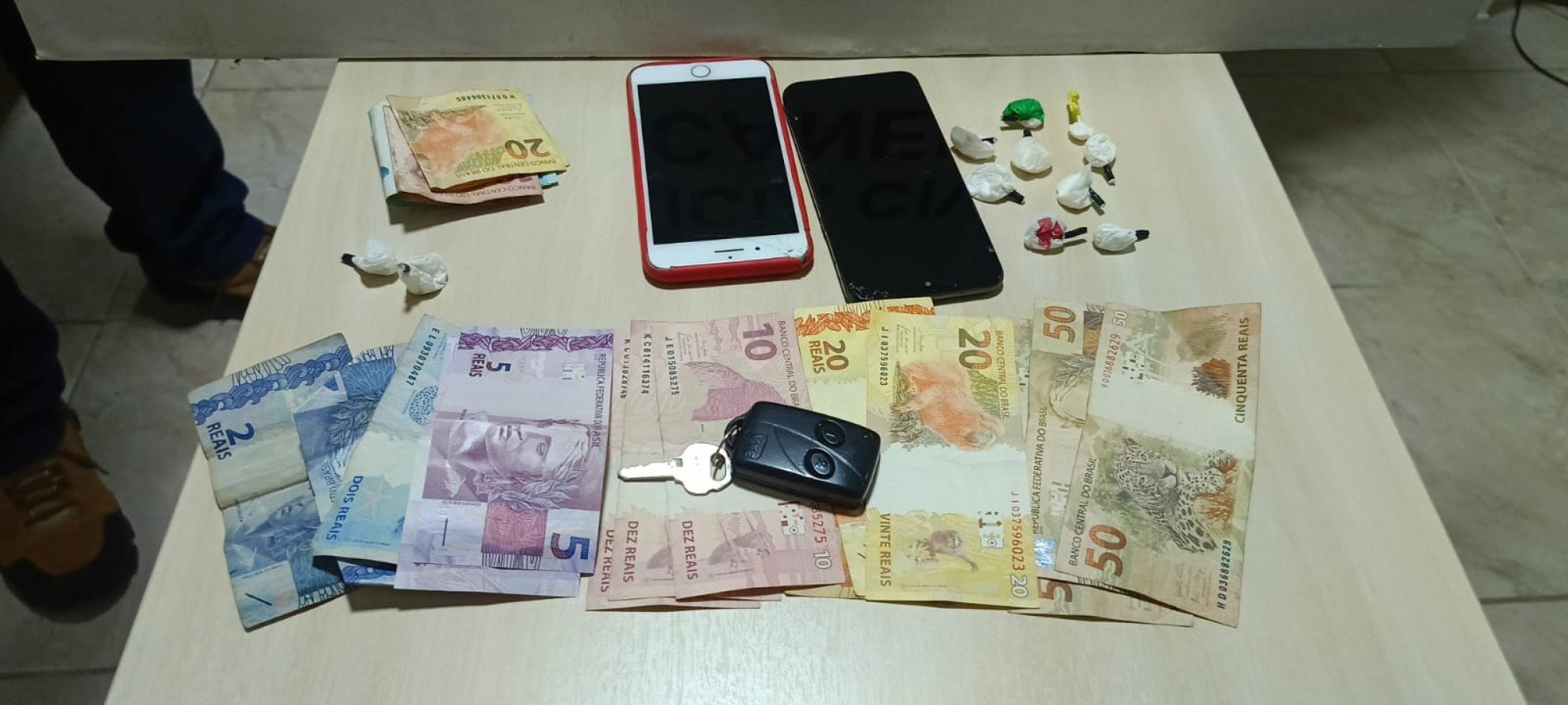 Polícia de Canela prende dois homens em flagrante durante venda de drogas