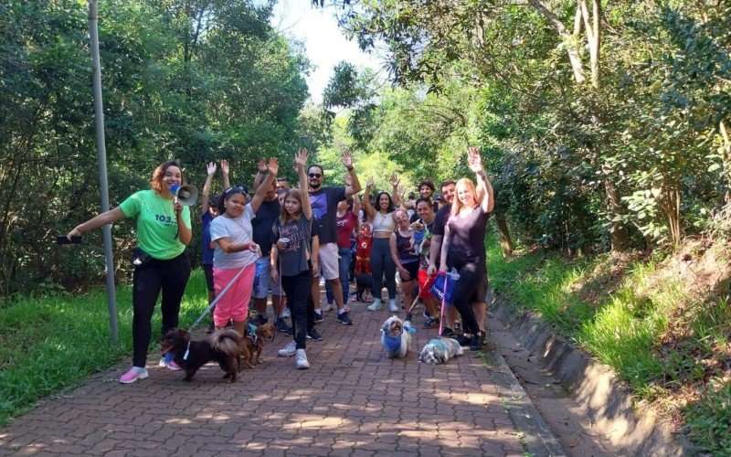 Domingo reuniu tutores e pets no Parcão em Cãominhada
