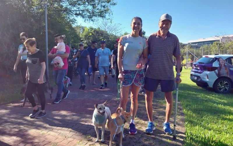 Domingo reuniu tutores e pets no Parcão em Cãominhada