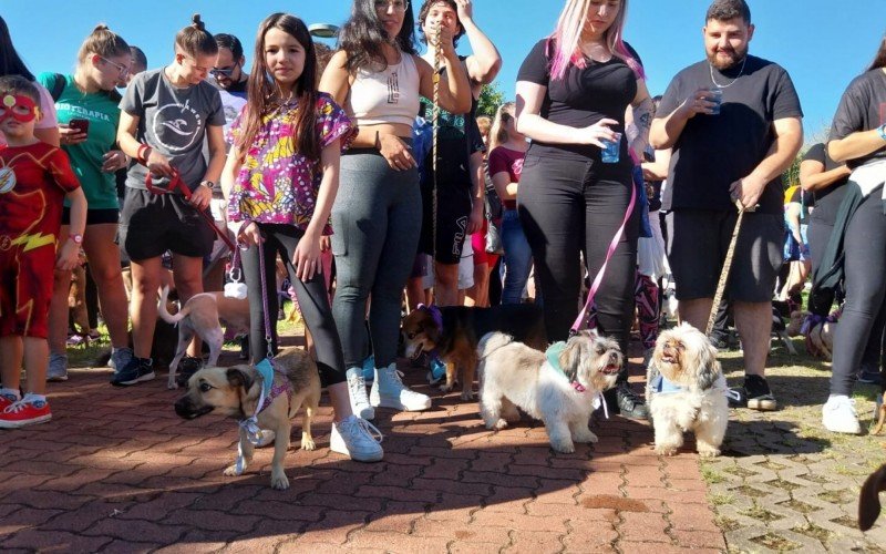 Domingo reuniu tutores e pets no Parcão em Cãominhada