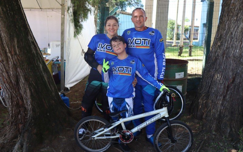 O casal Rodrigo e Vanessa Becker, e o filho BenÃ­cio