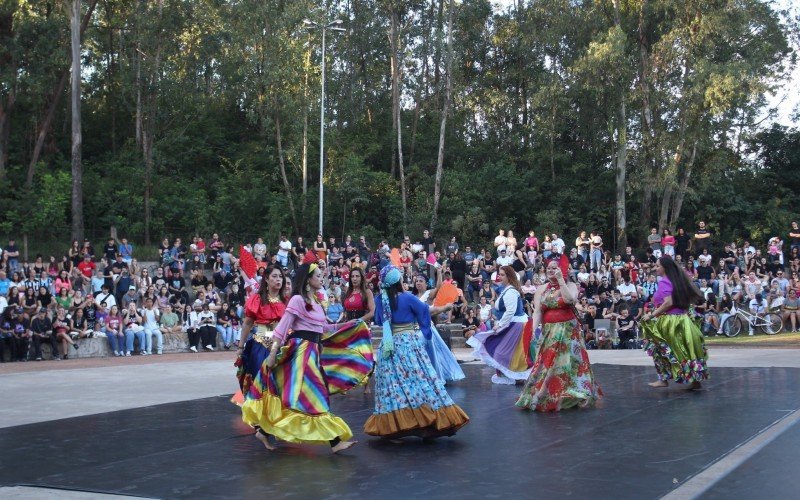 A dança cigana foi interpretada pelo grupo Najma Safi, no anfiteatro do Capão do Corvo, durante programação.