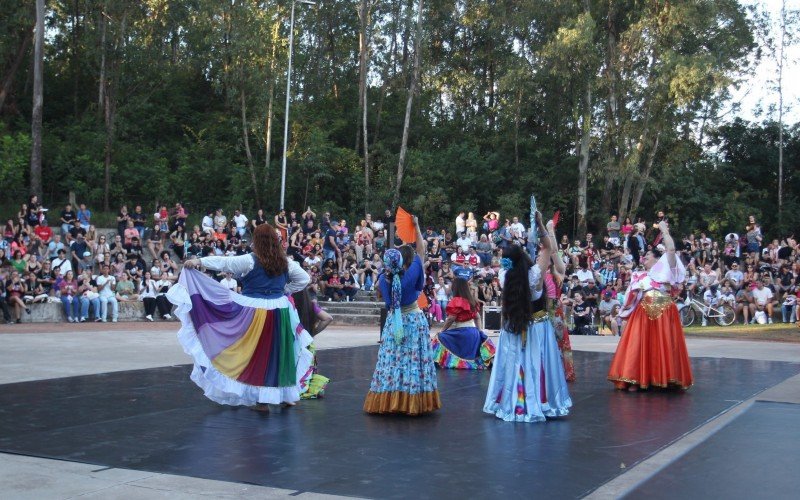 A dança cigana foi interpretada pelo grupo Najma Safi no anfiteatro do Capão do Corvo