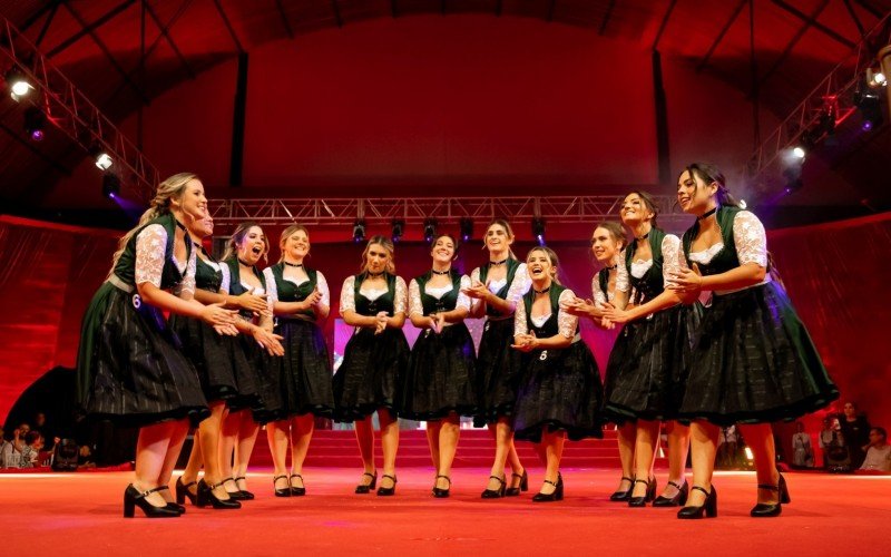Rainha Roberta Klein e as Princesas Daniela Coitinho Hachenher e TainÃ¡ dos Santos