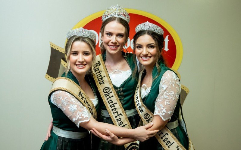 Rainha Roberta Klein e as Princesas Daniela Coitinho Hachenher e TainÃ¡ dos Santos