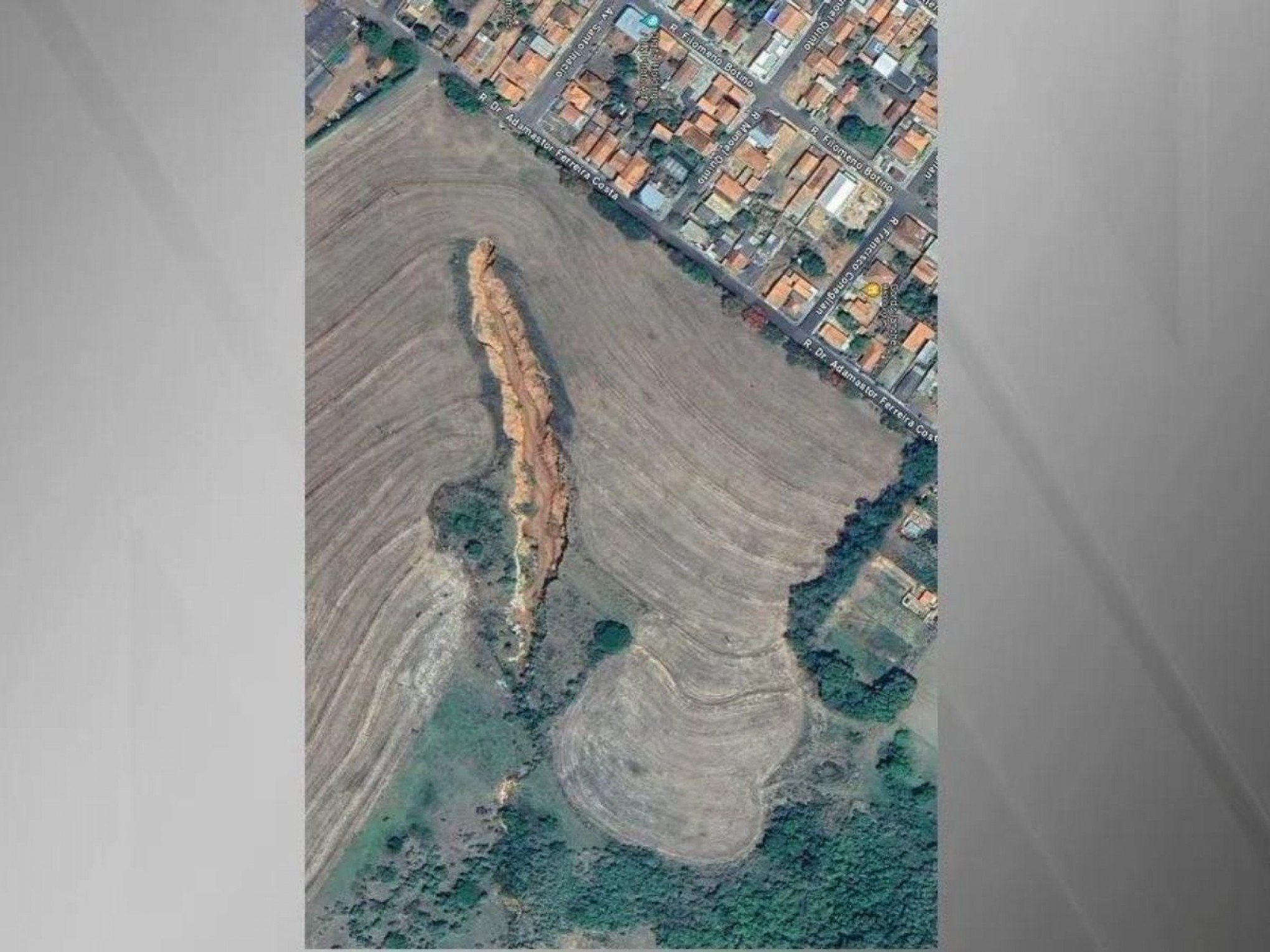 Cratera de mais de 200 metros de comprimento avança sobre cidade brasileira; veja