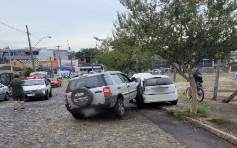 Após atropelar pedestre, condutora colidiu em dois veículos que estavam estacionados | abc+