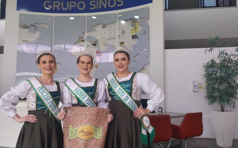  A corte da festa, composta pela rainha Júlia Brezolla Fritsch (ao centro) e princesas Manuela Cavichion (à esquerda) e Ana Paula Thomazi (à direita), esteve na segunda-feira (22) no Jornal NH | abc+