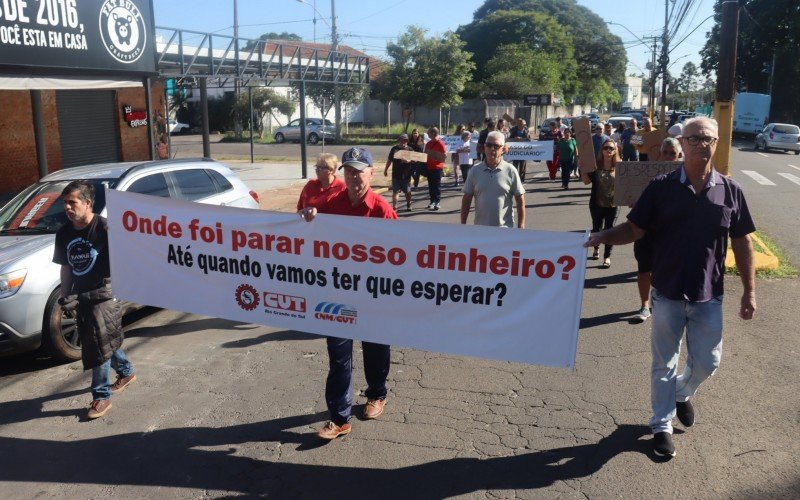 Ex-funcionários do Alumínio Econômico fizeram caminhada de 1,5km em manifestação para pedir agilidade da Justiça 