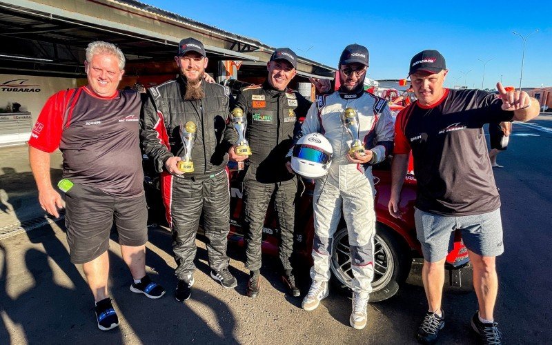 Da esquerda para direira: Né Andrade, Rafael Rech, Mário Bernardi, Pablo de Souza e Tiel de Andrade, com os troféus da categoria GT do Gaúcho de Endurance | abc+