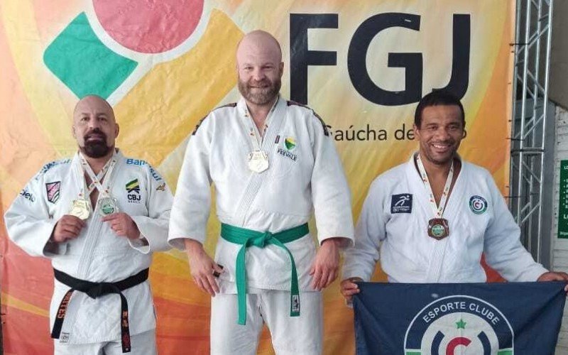 Vilson Harff, no meio, com a medalha de ouro no peito | abc+