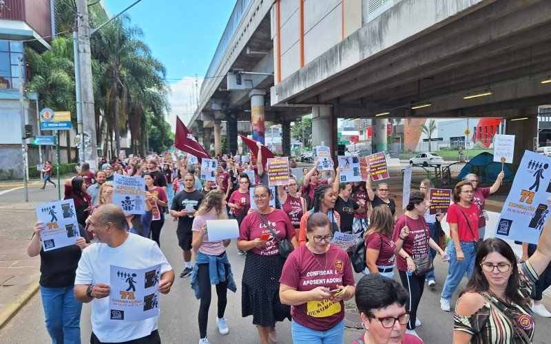 Mobilização dos professores de Novo Hamburgo reuniu em torno de 200 pessoas nesta terça-feira (23) | abc+