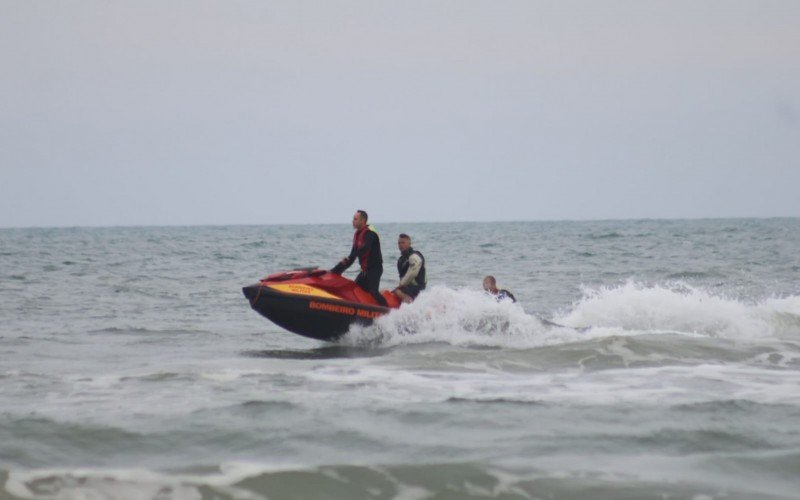 Barco com tripulantes naufraga no litoral norte; veja fotos do resgate