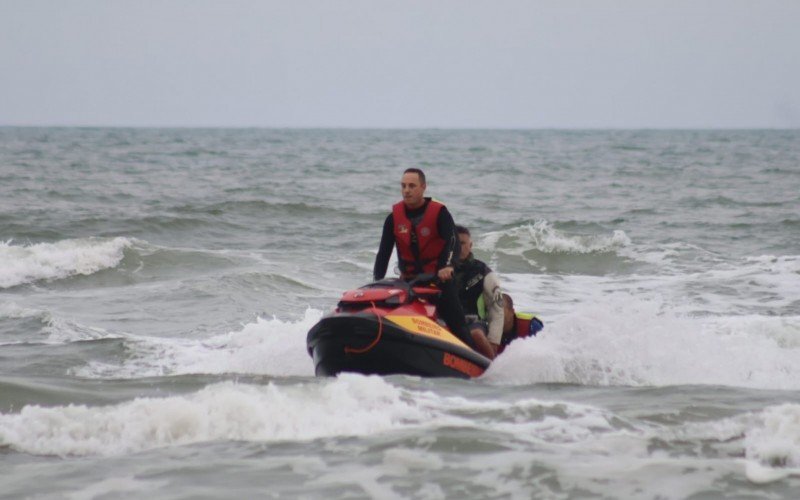 Barco naufraga e ocupantes sÃ£o resgatados no litoral norte