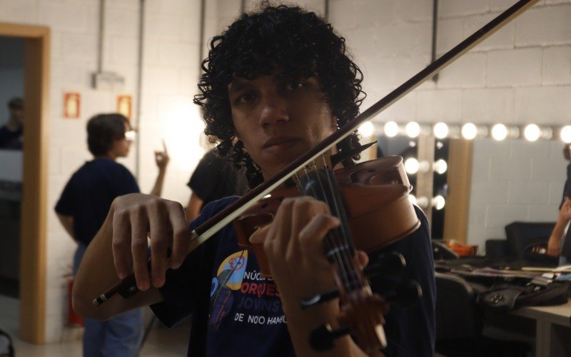  Mikael Machado, 17 anos, já era um apaixonado por música erudita antes de começar as aulas | abc+