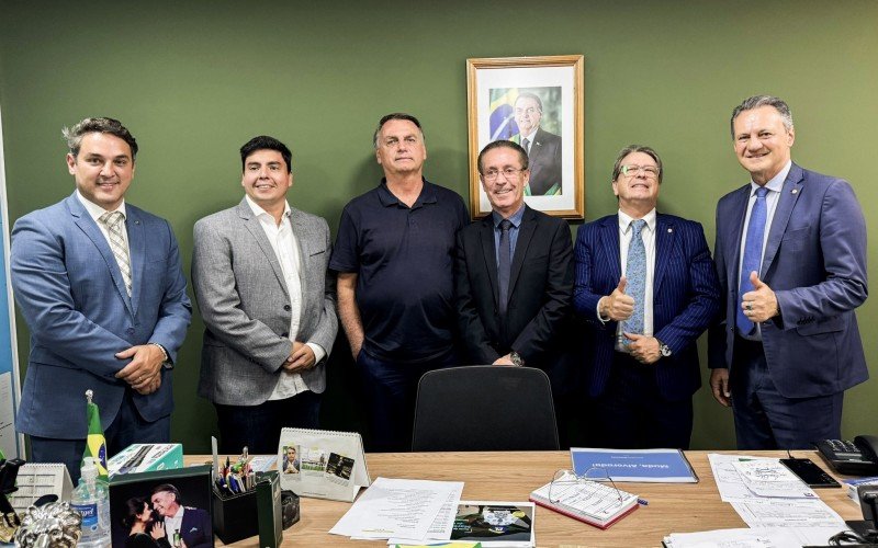 Deputado federal Zucco, vereador Abmael, ex-presidente Jair Bolsonaro, Airton Souza (centro), deputados Bibo Nunes e Cherini