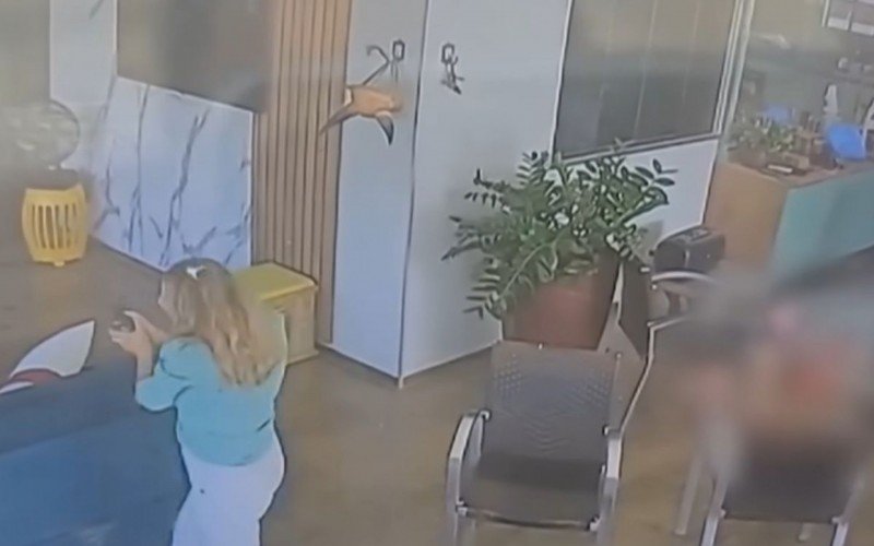 Imagens de câmara de segurança mostram mulher disparando contra os dois idosos | abc+