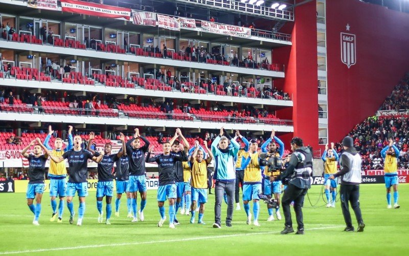 Jogadores agradecem o apoio dos torcedores gremistas que estiveram em La Plata | abc+