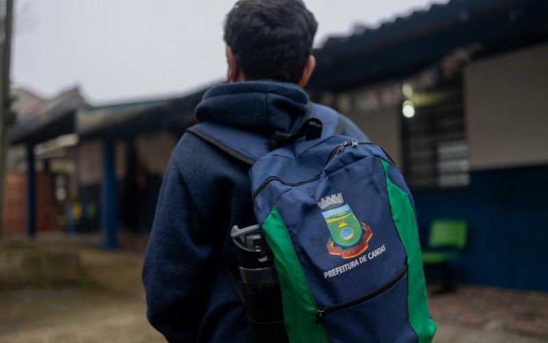 Kits com uniformes escolares também não foram entregues, segundo a administração