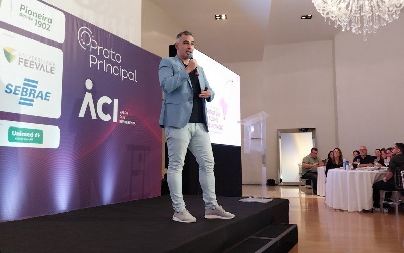 Thiago Ribeiro em evento realizado pela ACI | abc+