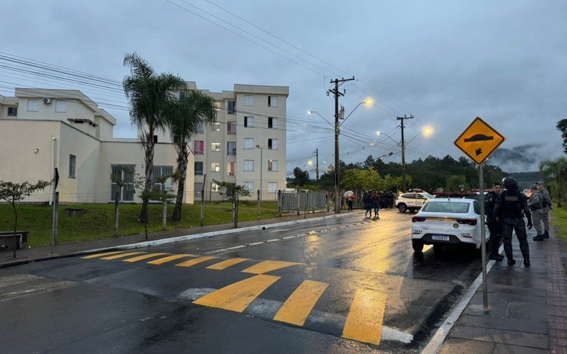 Mobilização de grande força policial vistoria imóveis no Residencial Erna Grins | abc+