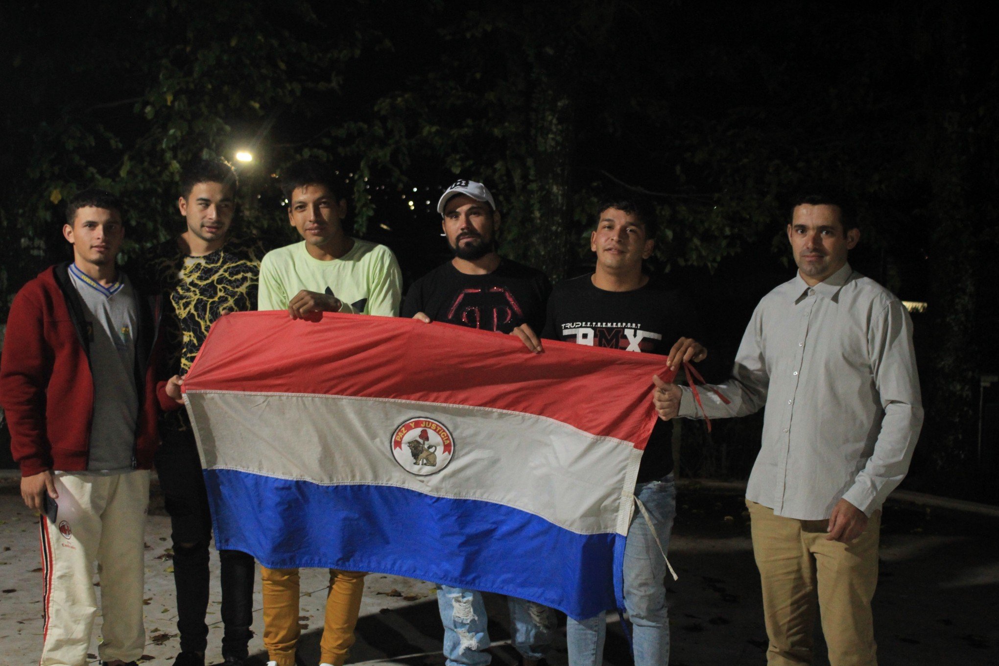 Paraguaios protestam em Ivoti contra fechamento de Consulado