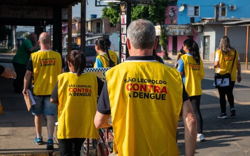 Mutirão percorre os bairros da cidade informando sobre cuidados para a prevenção de focos do mosquito 