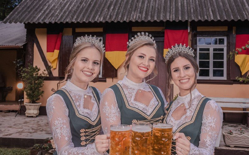  A rainha Daiane Plautz e as princesas Alana Backes e Ariane Hanauer estão prontas para essa recepção da Festa do Aipim, de São José do Hortêncio | abc+