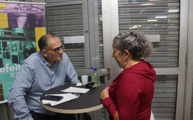 Prefeito Jairo Jorge conversou com a dona Regina e encaminhou o problema da cirurgia que a aposentada tanto precisa