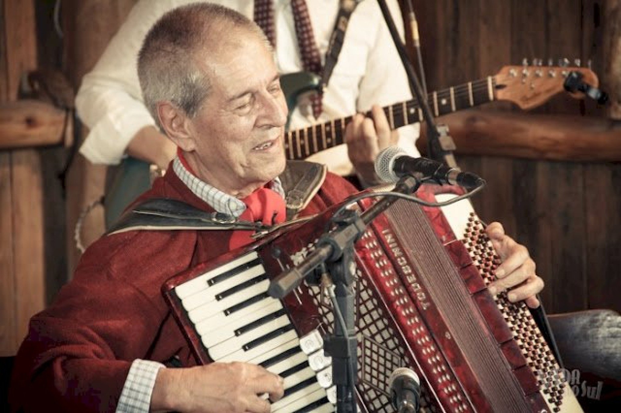 Morre o tradicionalista Albino Manique; artista compôs mais de 300 músicas